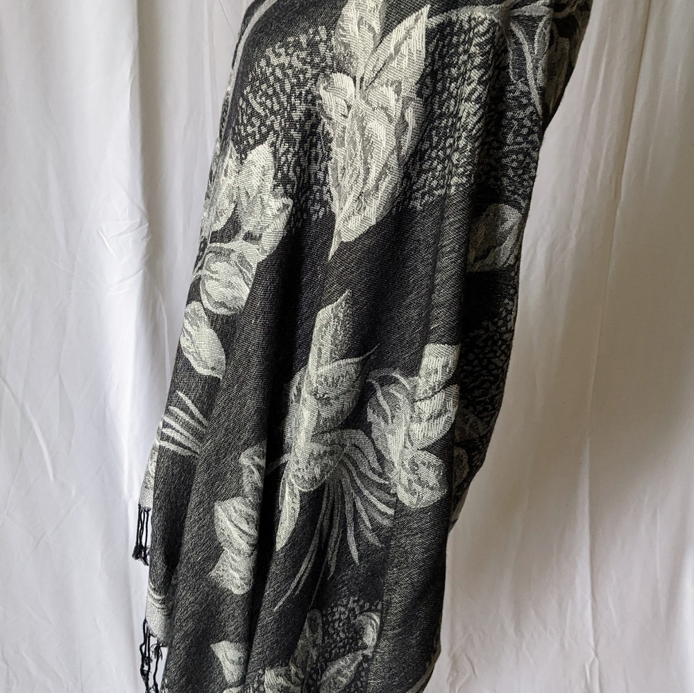 Women's Gray V Neck Scarf Pullover Shawl Wrap W/Fringe One Size - Picture 6 of 7